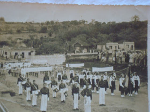 As faixas na imagem saúdam a Força Expedicionária Brasileira no recente término da 2ªGuerra Mundial em setembro de 1945.