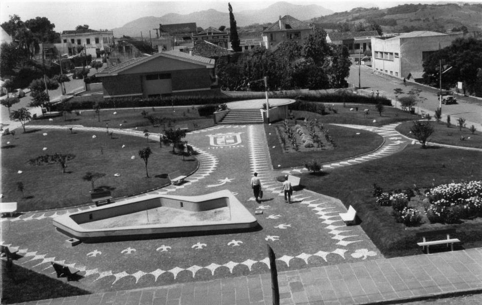 Praça da Matriz recém inaugurada, com o nome de Praça dos Açores e com motivos homenageando a Capital Brasília. Meados dos anos 60.